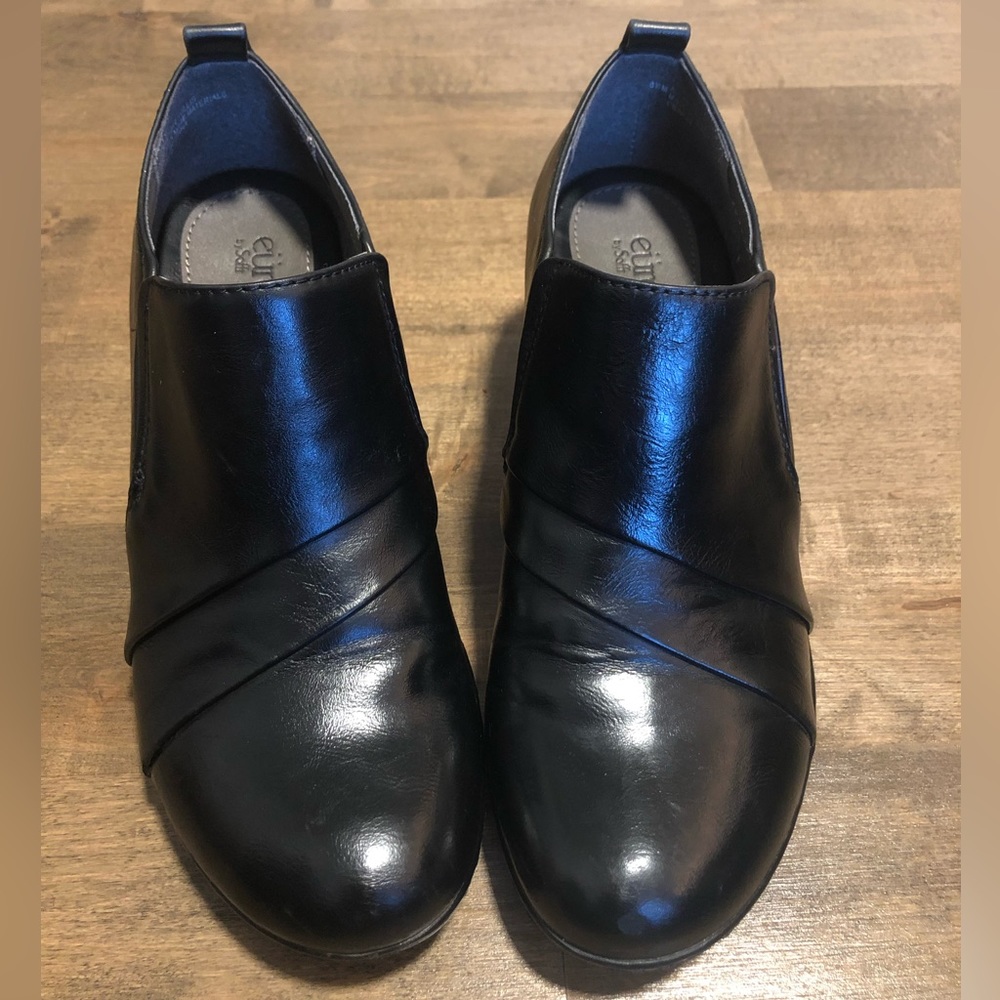 Black leather ankle booties with ruched/ folded design by Sofft size 6.5